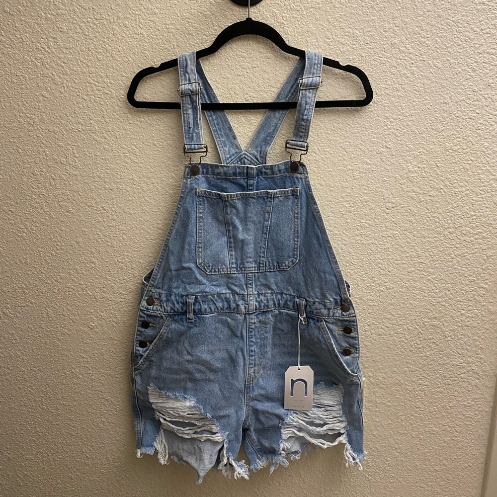 TIMELESS SMILE DISTRESSED MEDIUM WASH DENIM OVERALL SHORTS - Size Large